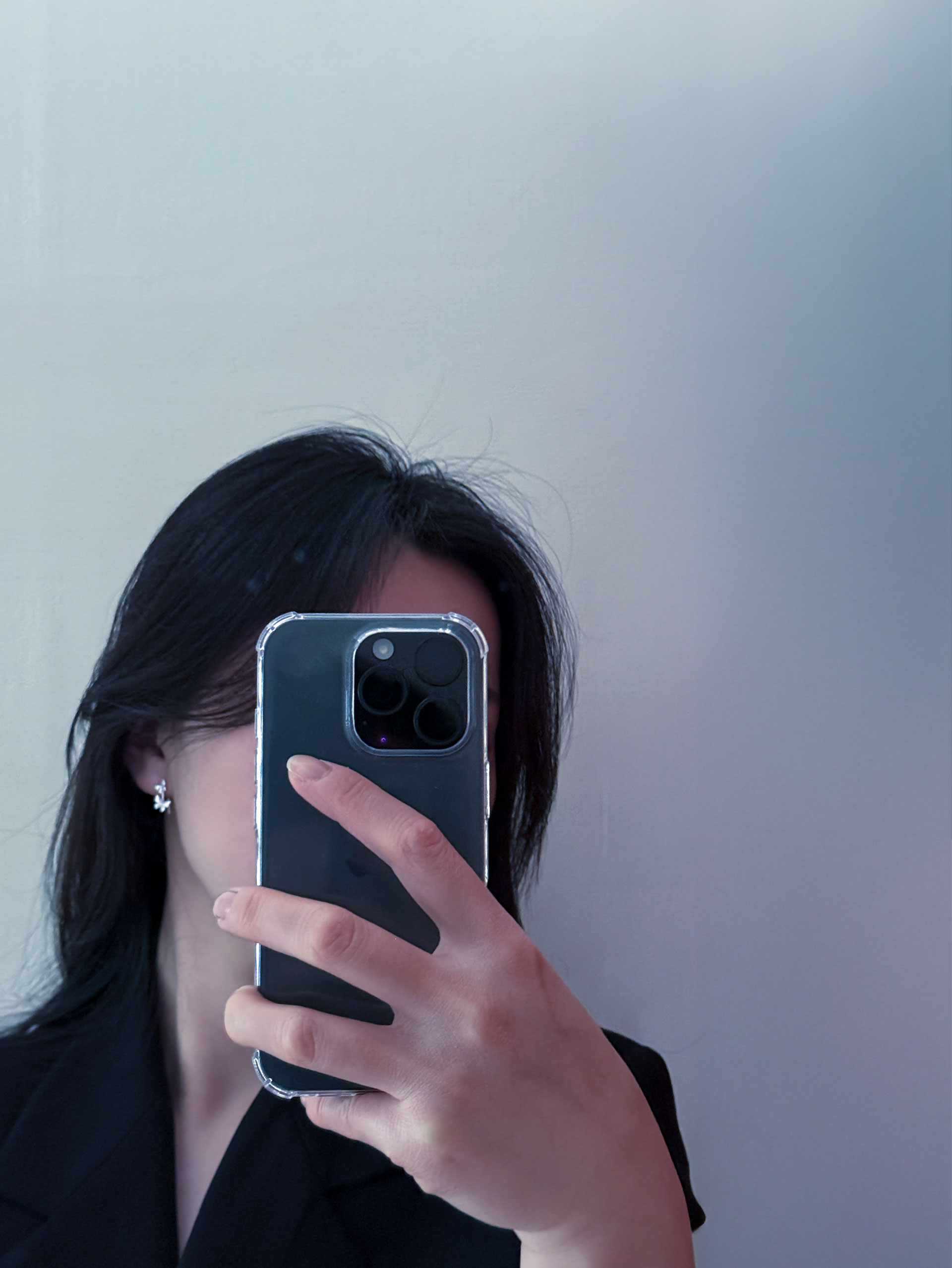 Model wearing 925 실버 버터플라이 이어링