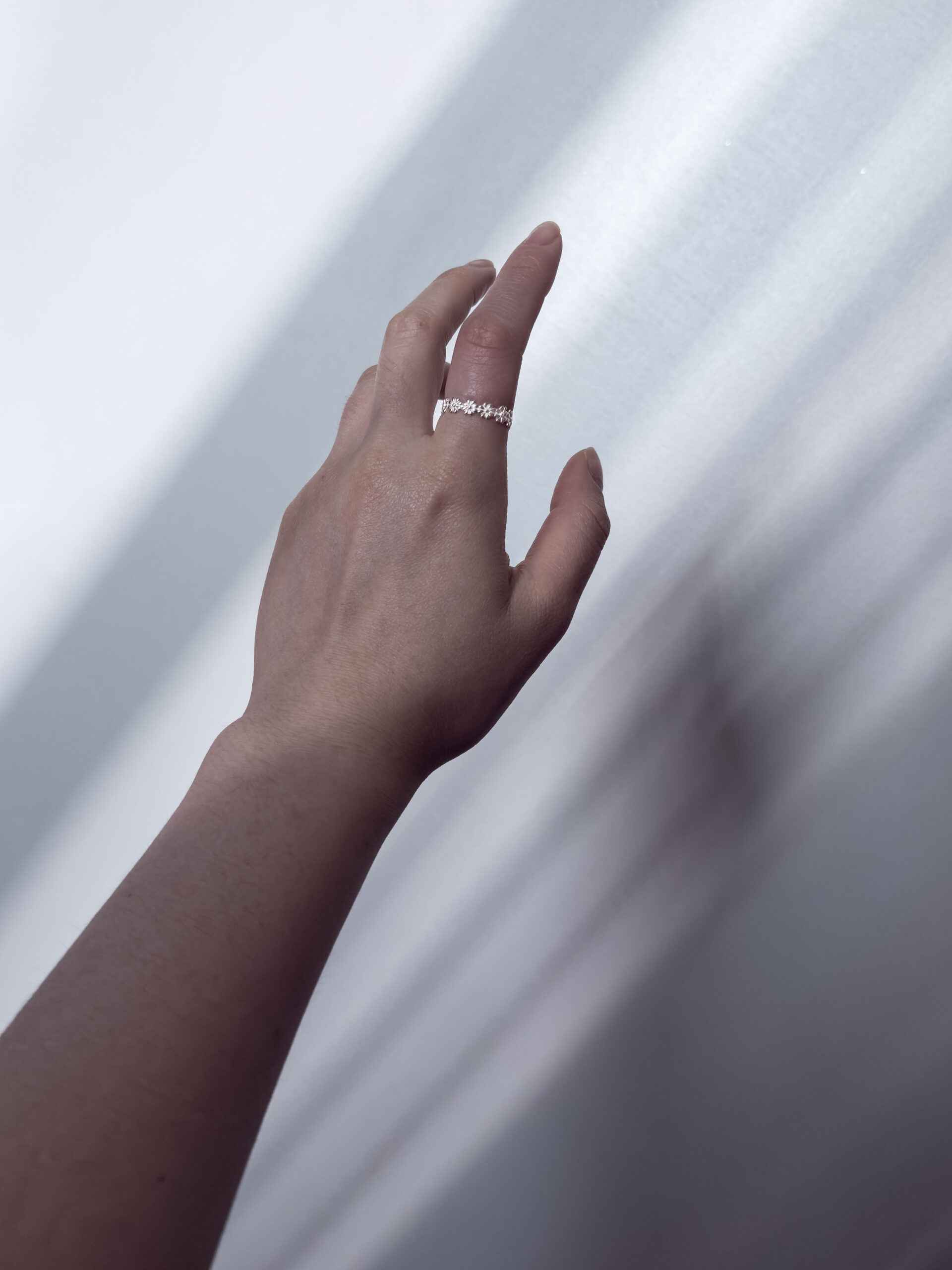 925 실버 데이지 오픈 링 착용 컷