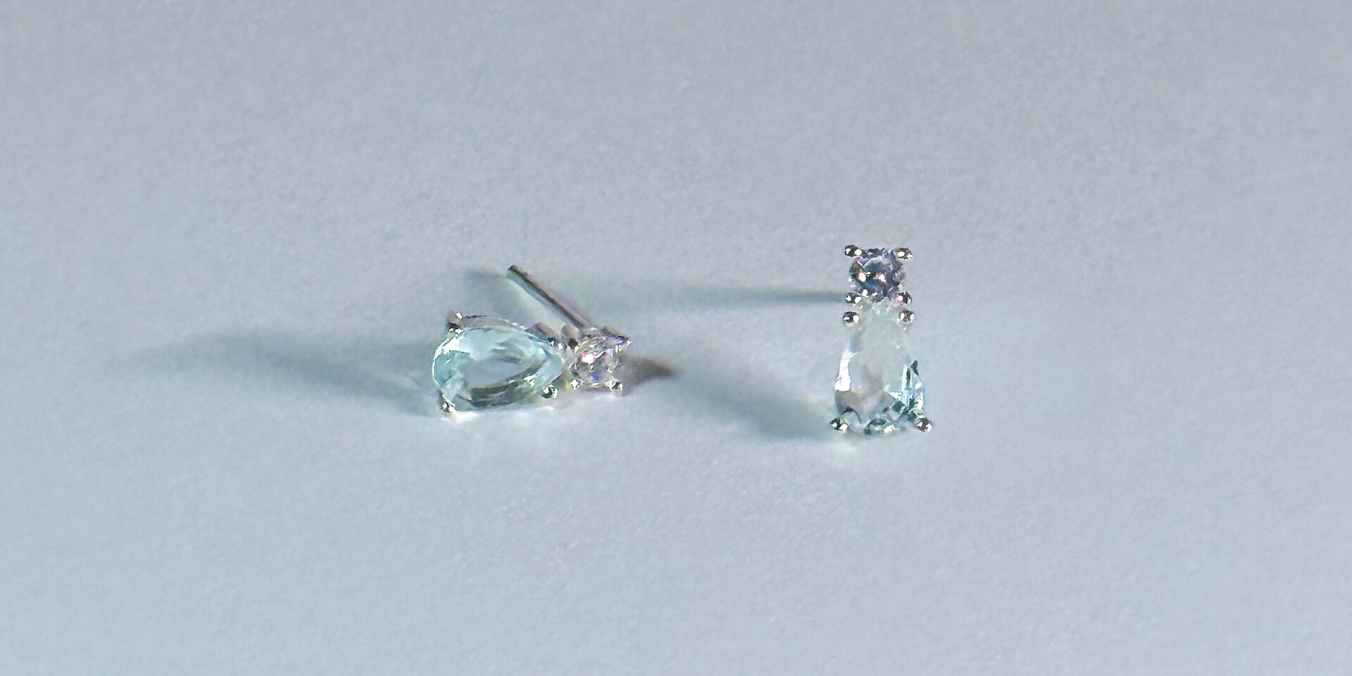 925 실버 블루 티어드롭 이어링 클로즈업