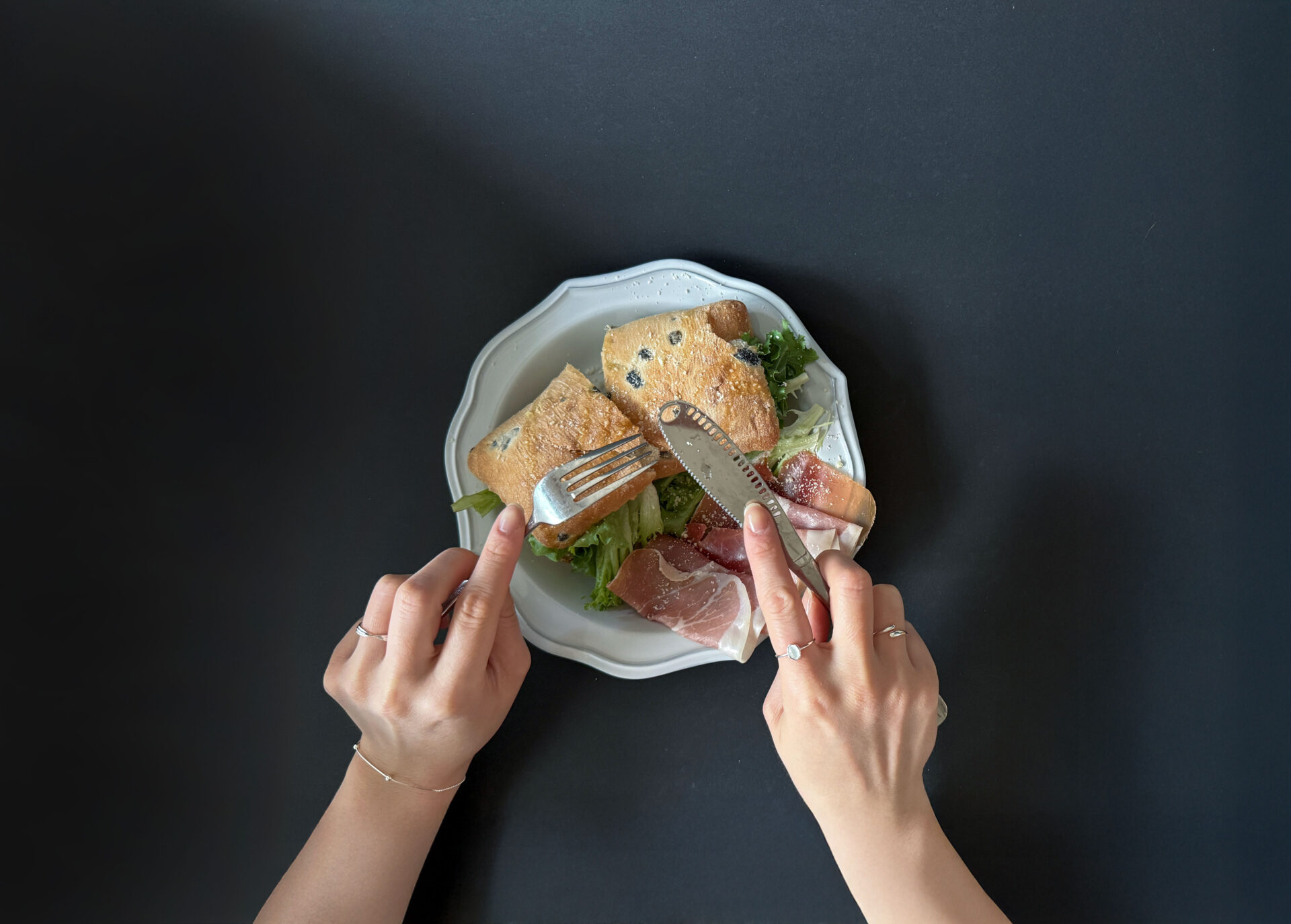 데일리 실버 반지 코디에 참고될 무드 연출 이미지