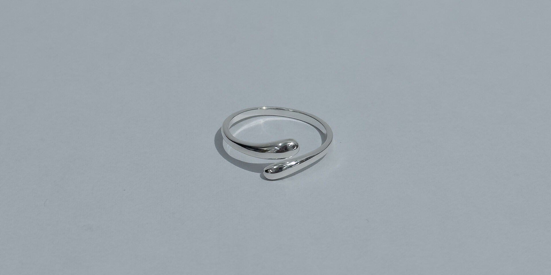 미니멀 실버 반지 코디를 위한 Twist Arc Ring 단독 제품 이미지