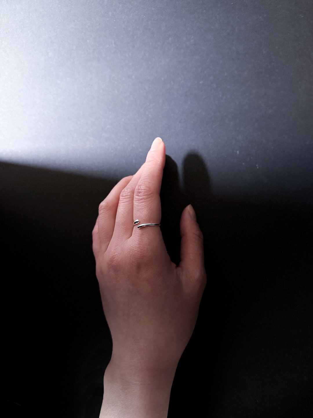 손가락에 착용된 Twist Arc Ring, 925 실버 데일리 주얼리의 조형미를 보여주는 착용 컷