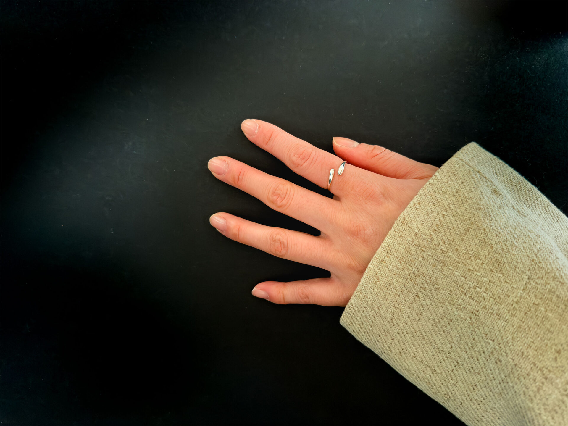 손가락에 착용된 Twist Arc Ring, 925 실버 데일리 주얼리 착용 컷