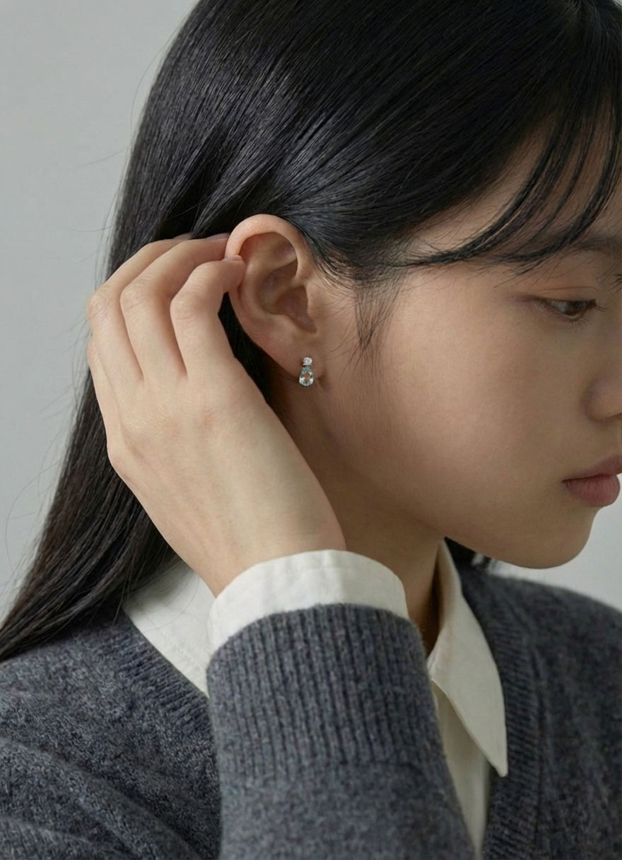 레이어링 없이도 인상을 정리해 주는 미니 귀걸이 코디 모습