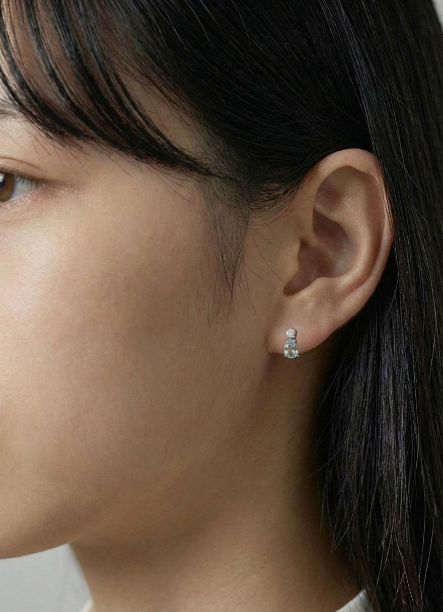 무채톤 코디 귀걸이 디테일 클로즈업