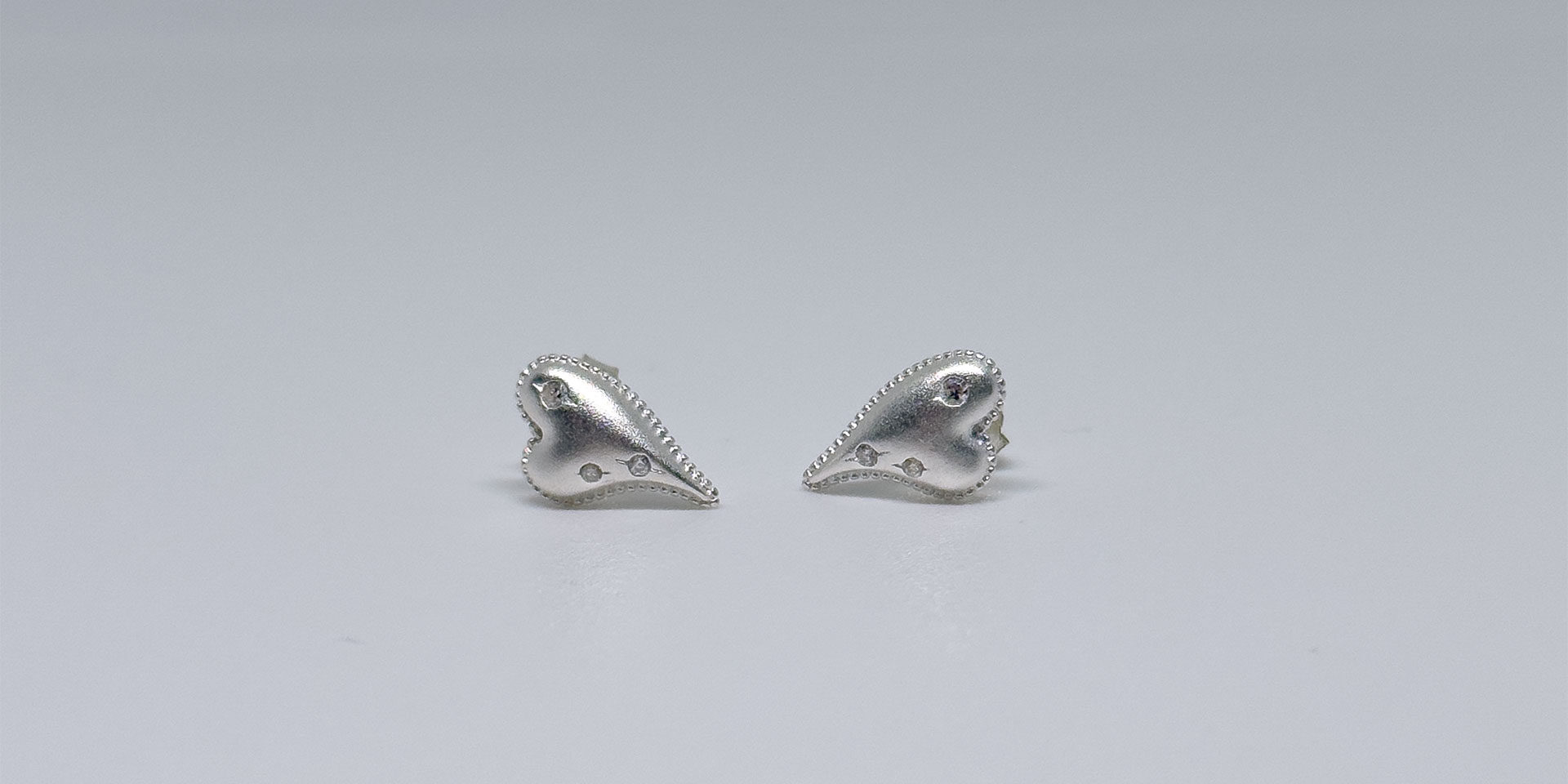 925 실버 소재의 하트 큐빅 귀걸이 제품 단독 이미지