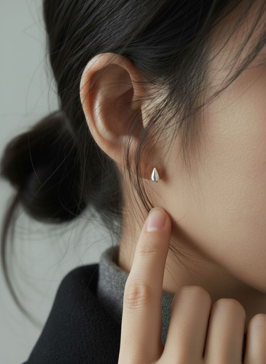 미니 실버 귀걸이 실제 착용 크기 비교, 귀에 착용한 작은 실버 물방울 귀걸이