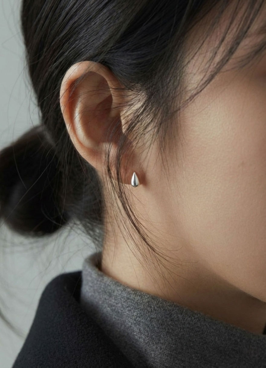 미니 귀걸이 착용 각도에 따른 크기 차이, 사진에서 보이는 사이즈 비교