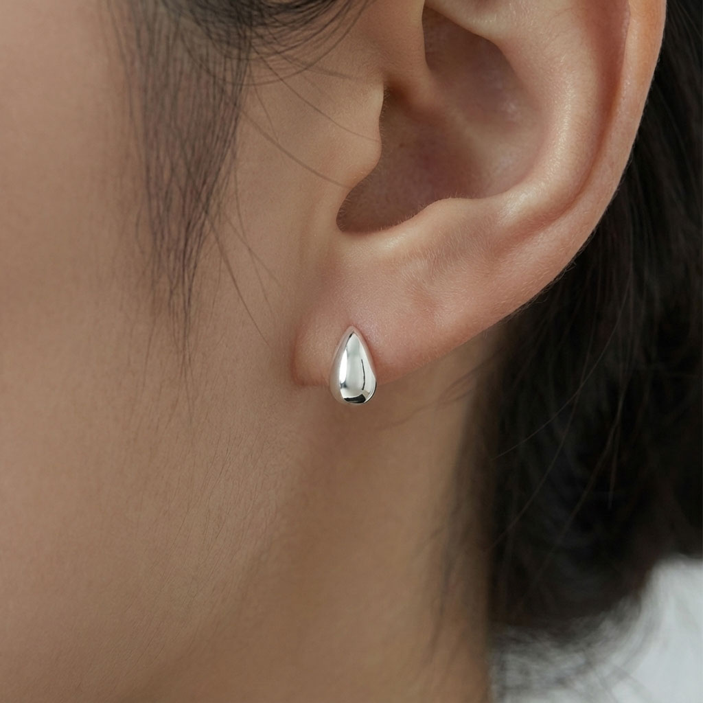 미니 실버 귀걸이 클로즈업 사진, 귀걸이 사진 실제보다 더 커보이는 이유