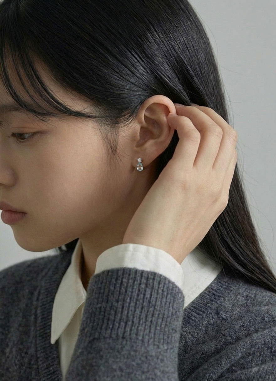 얼굴 가까이에서 블루 티어드롭 미니 귀걸이가 잘 보이는 착용 컷