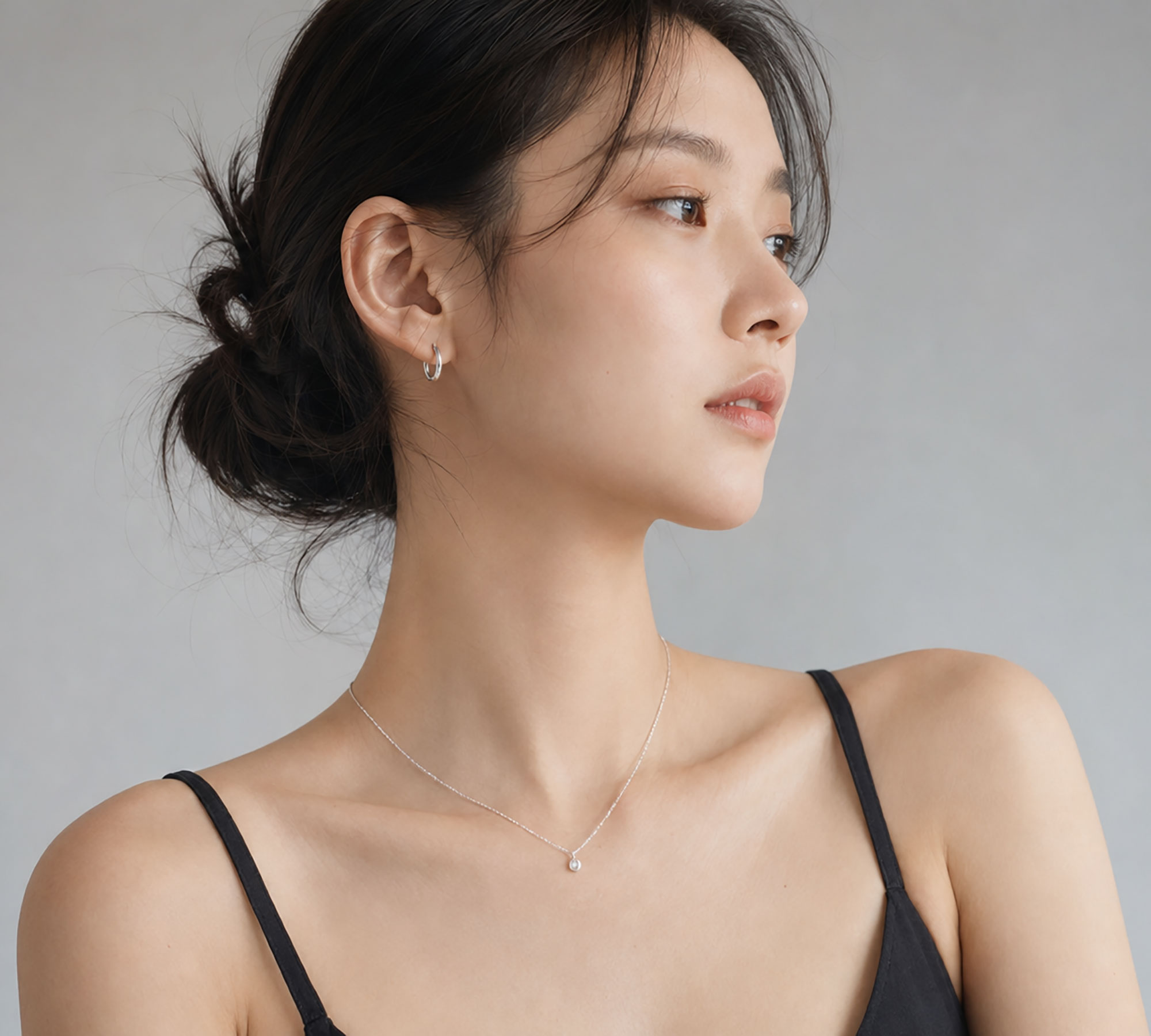925 실버 귀걸이와 목걸이를 착용한 여성 모델
