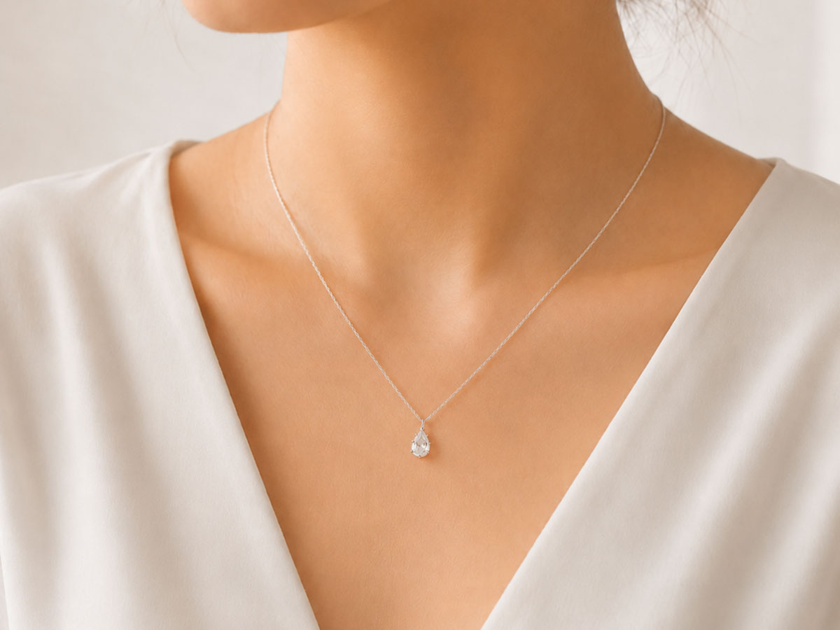 브이넥 상의에 착용한 Crystal Dewdrop Chain Necklace 실버 드롭 펜던트 목걸이