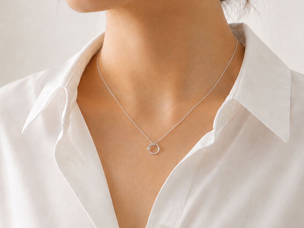 화이트 셔츠 카라 상의에 착용한 Fluid Open Circle Necklace 실버 목걸이