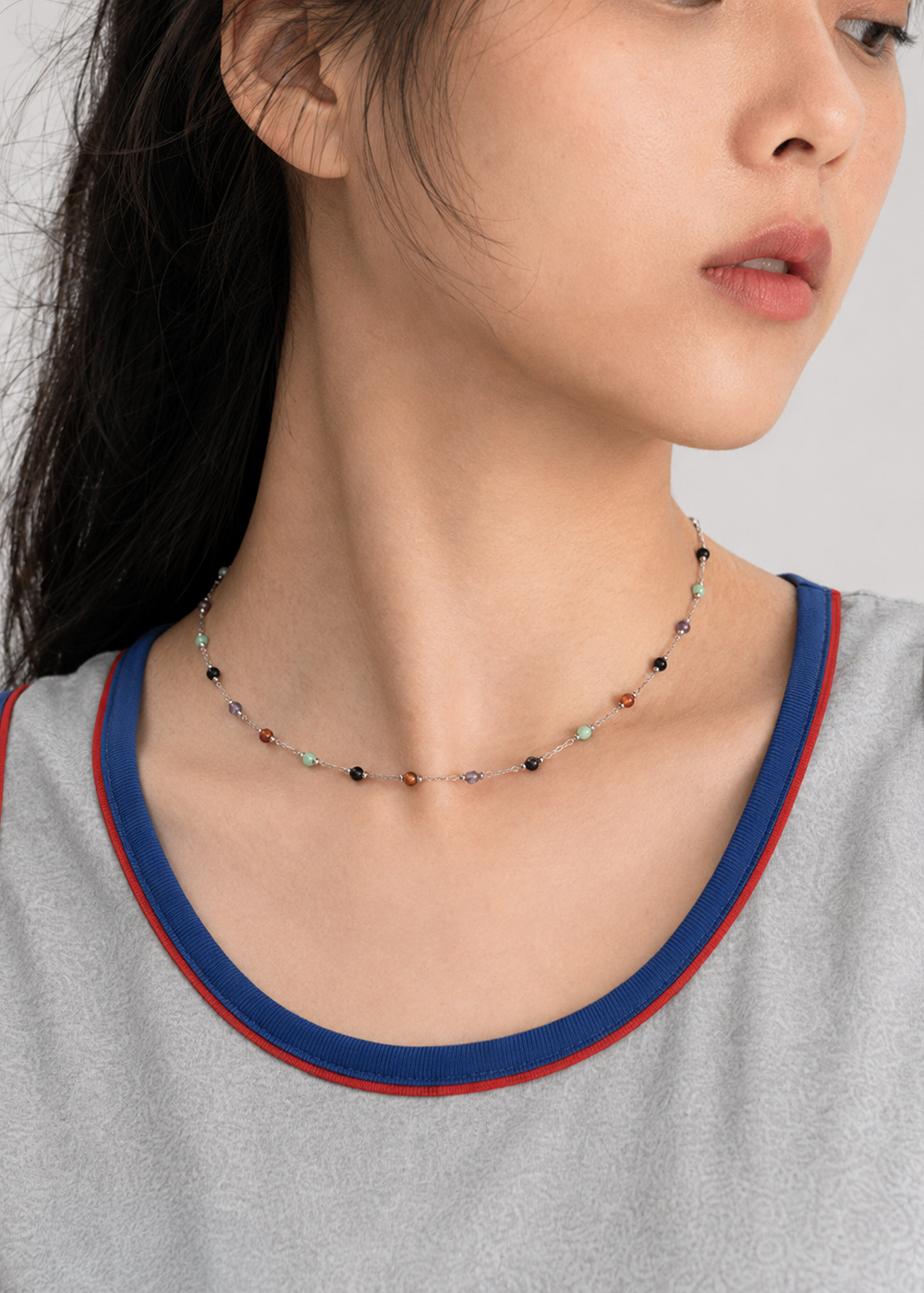 Confetti Stone Chain Necklace 써지컬스틸 컬러 원석 비즈 목걸이 측면 착용 이미지