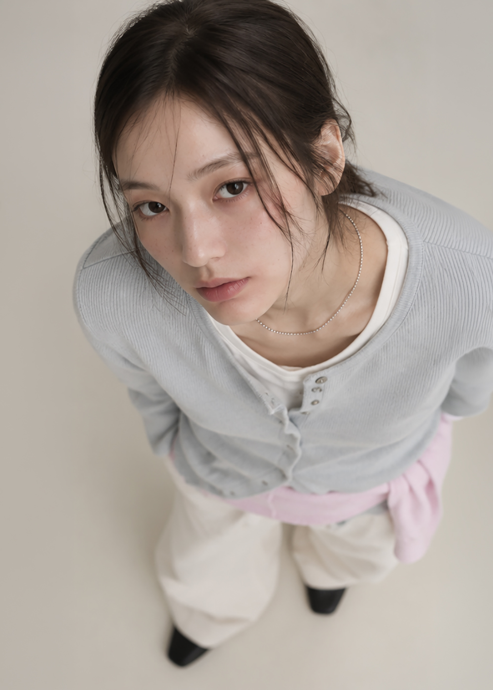 Glint Rice Chain Necklace 써지컬스틸 라이스 체인 목걸이 전신 착용 이미지