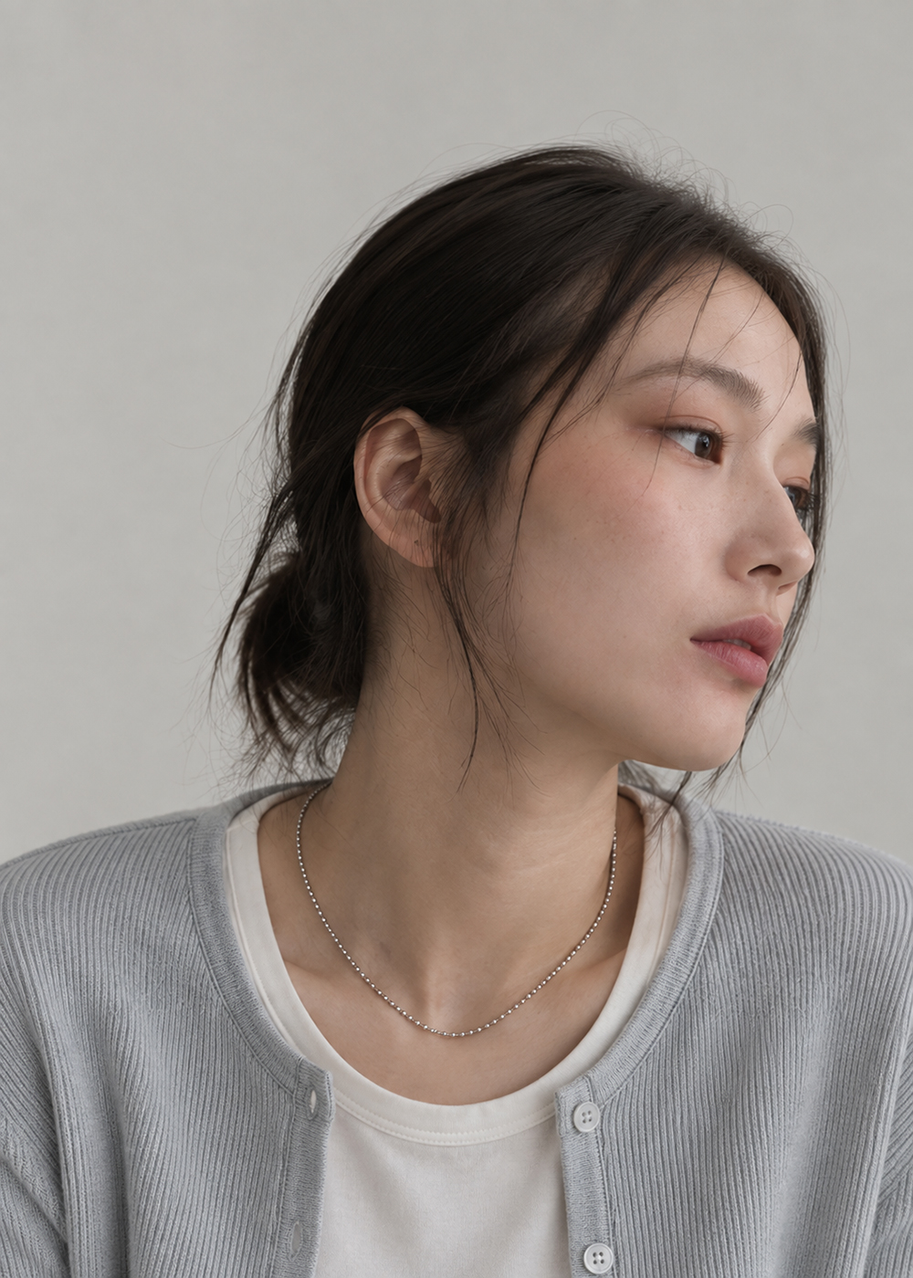 Glint Rice Chain Necklace 써지컬스틸 라이스 체인 목걸이 측면 착용 이미지