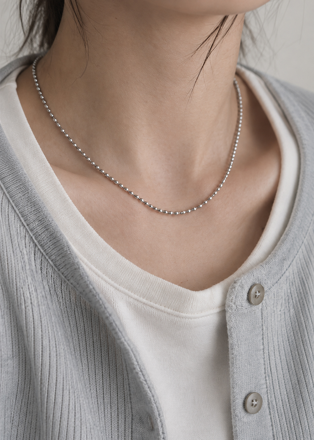 Glint Rice Chain Necklace 길쭉한 라이스 마디와 실버 광택 클로즈업