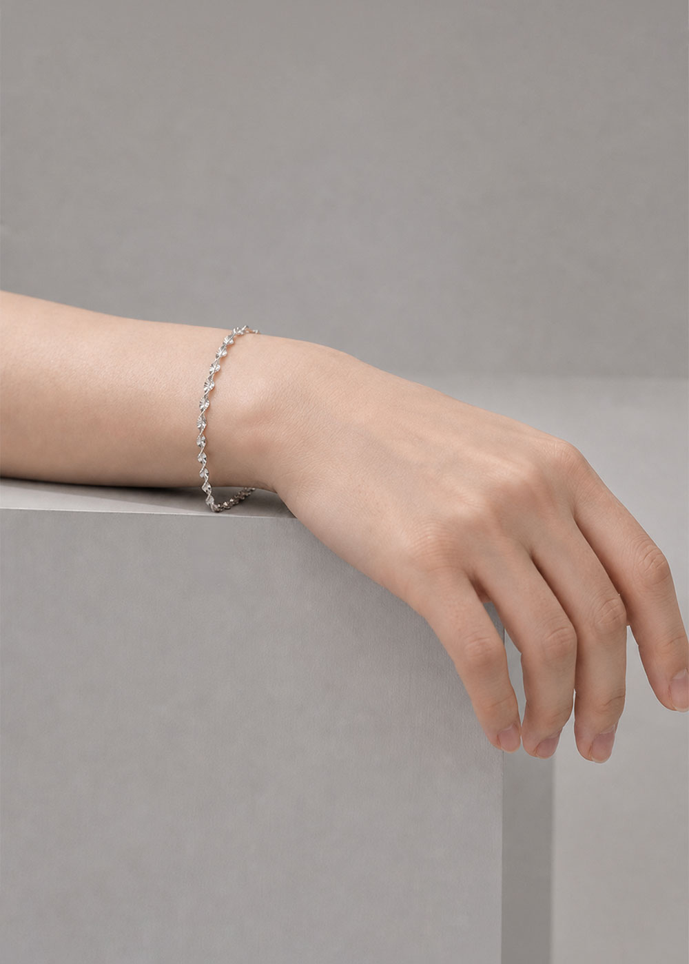 Shimmer Twist Bracelet 925 실버 트위스트 팔찌 손목 착용 이미지